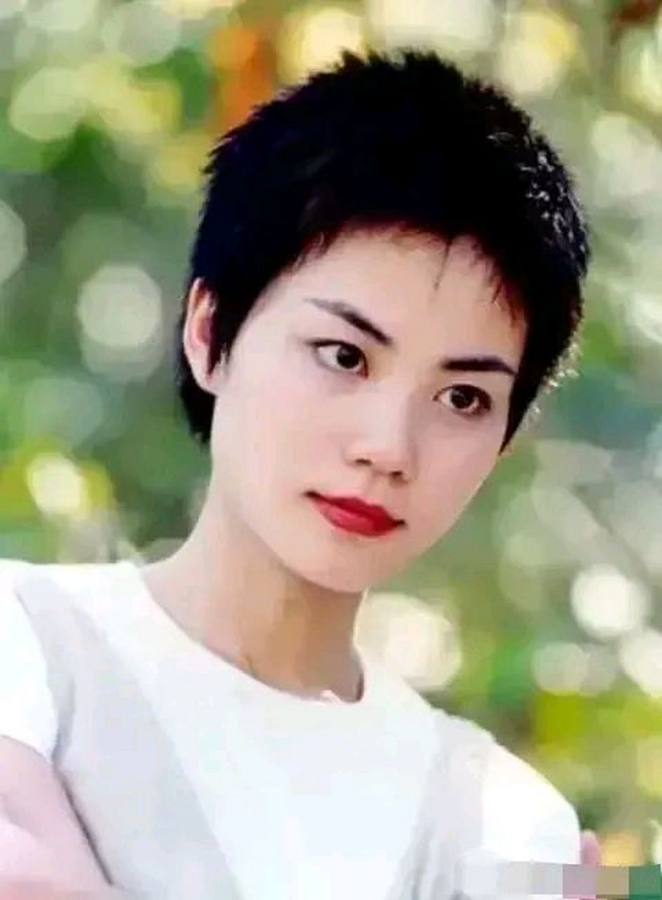 王菲年轻时的照片,虽然留着短发的她也很独具个人魅力,给人一种大气有
