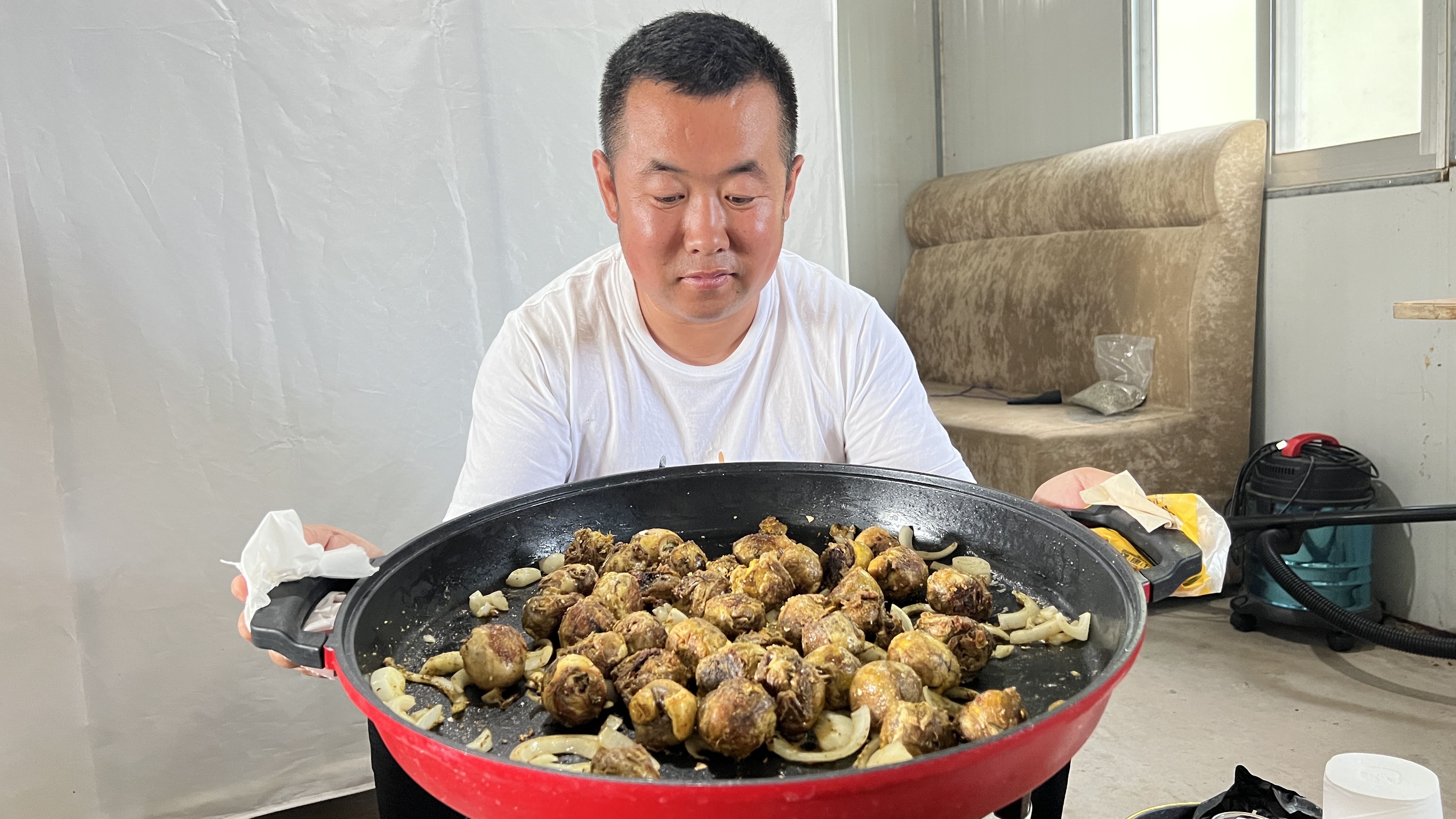 60个麻辣毛蛋,4瓶酒,锅哥新吃法,山东煎饼卷毛蛋,真好吃