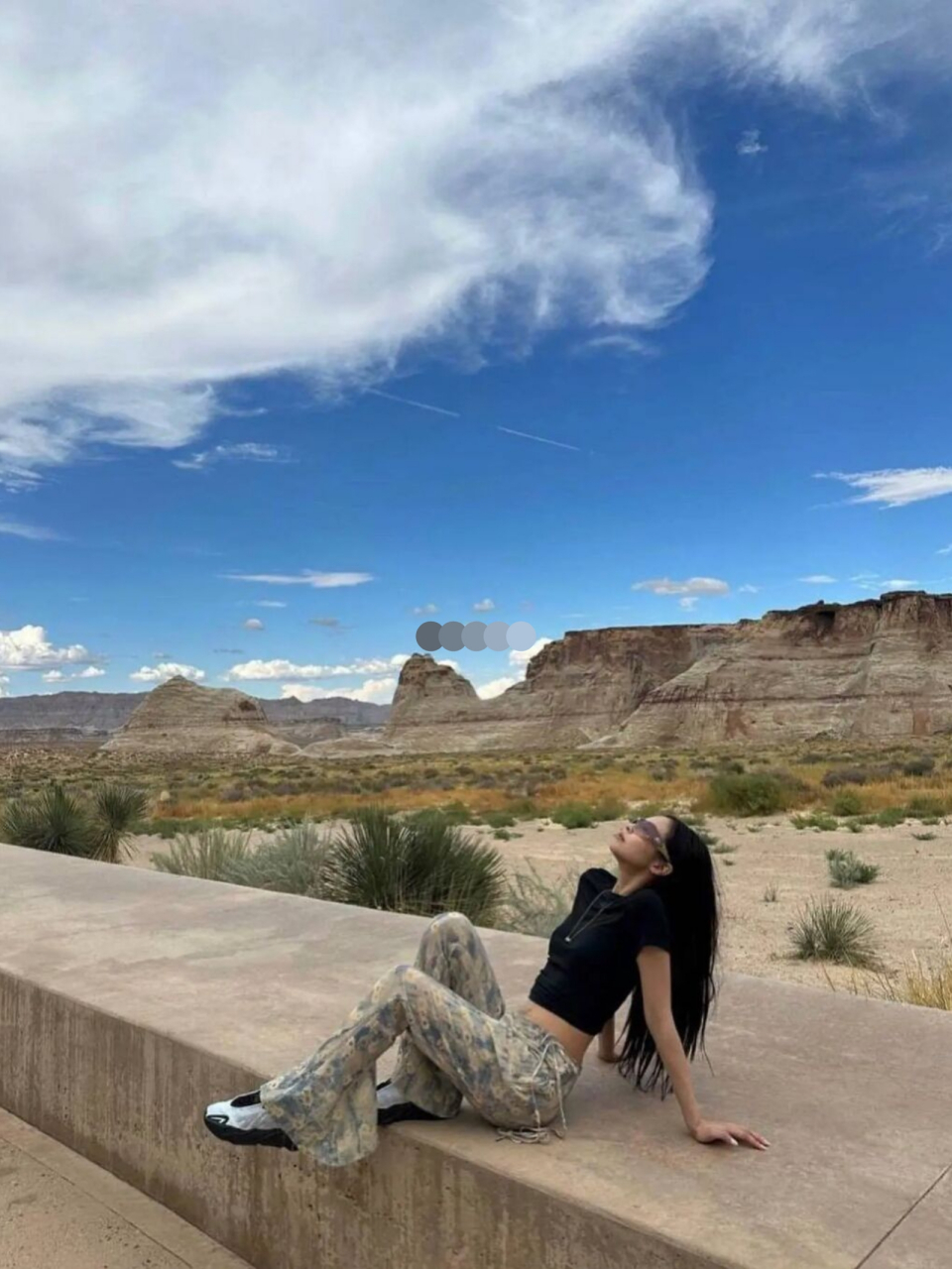 jennie最新穿搭爬山又骑马的妮妮太美啦!