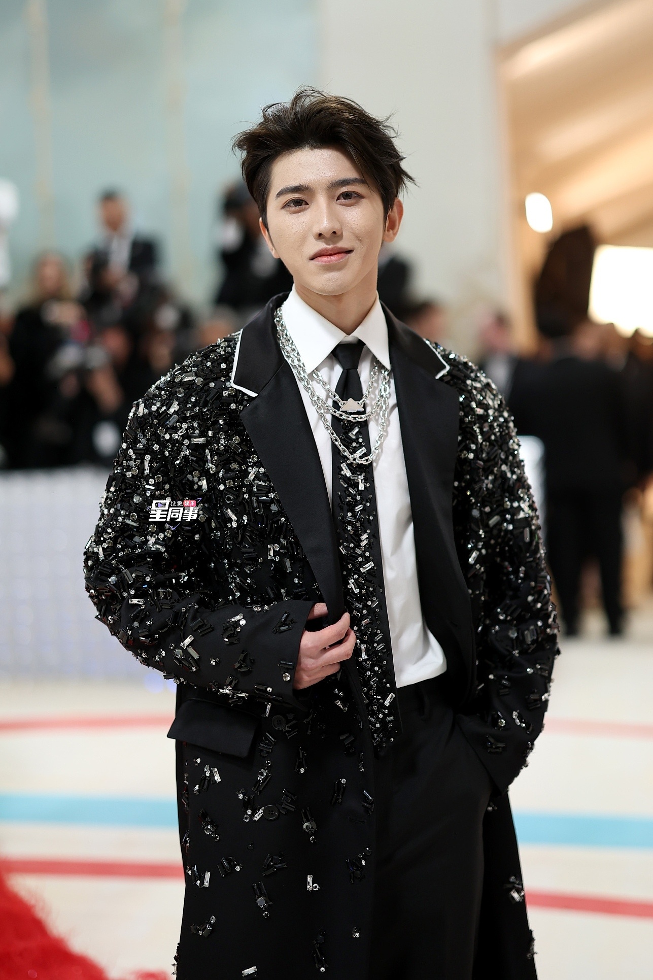 蔡徐坤一袭prada定制水晶刺绣大衣惊艳亮相met gala