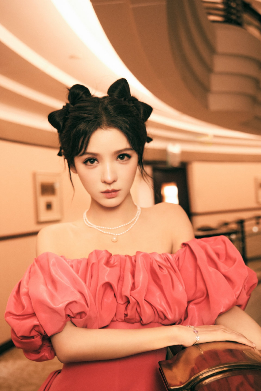 张予曦# 一袭粉红色抹胸裙,肤白貌美的容颜,甜美清纯,窈窕曼妙的身材