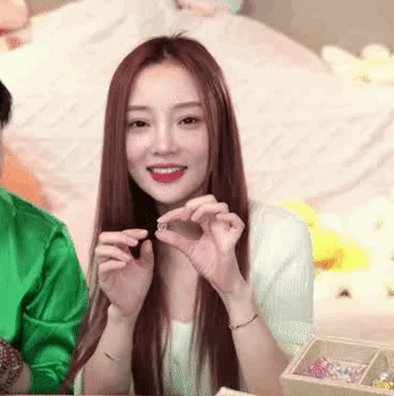 6月11日李小璐现身直播间,直播中李小璐的状态很不错,这些年虽然没能