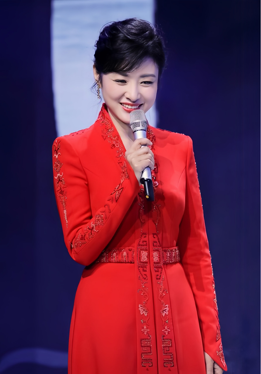 周涛老师是一位出色的演员和主持人,她的才华和魅力让人难以忘怀.