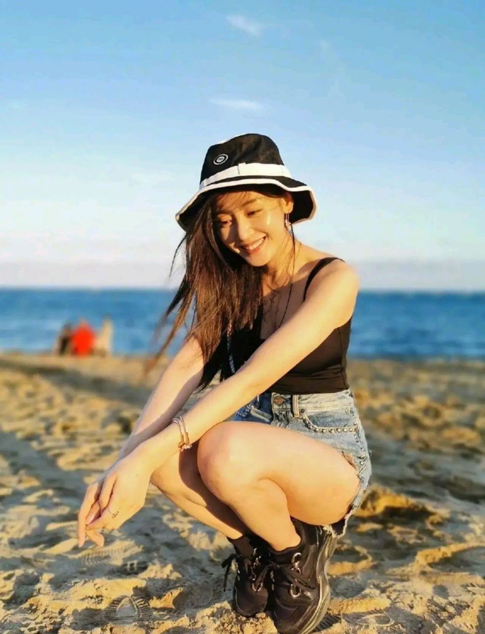 明星沙滩性感比基尼# 张天爱沙滩写真照片,黑色紧身背心凸显出凹凸