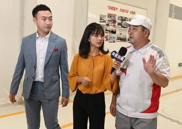 央视主播杨丹近照,47岁气质依旧似青春少女,这也太会保养了吧!