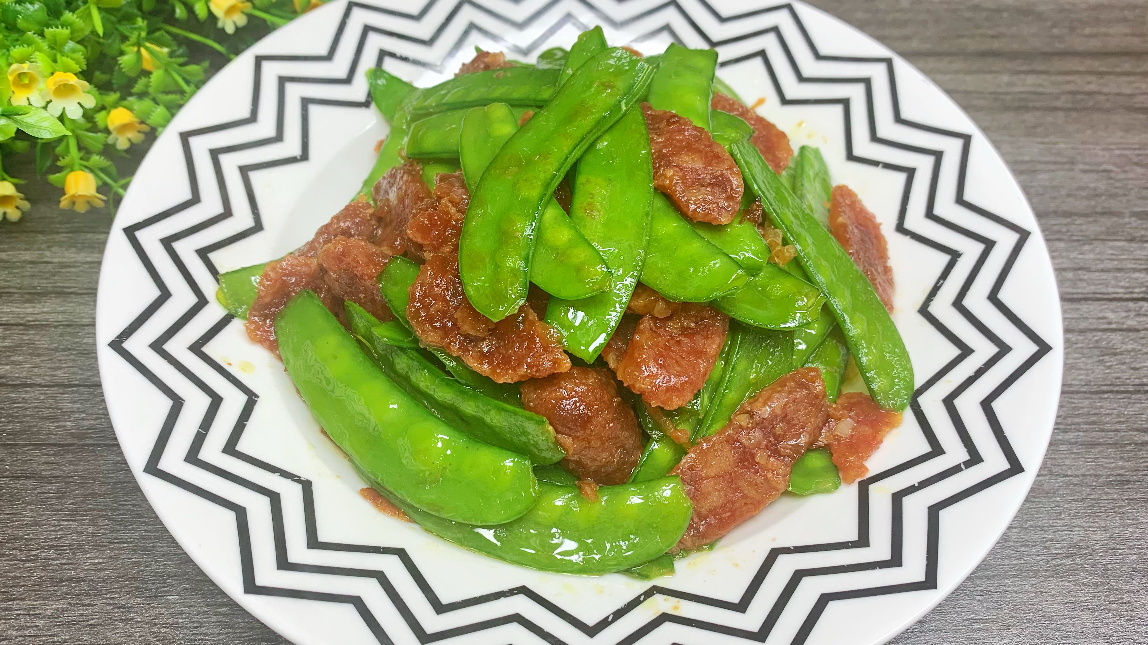荷兰豆炒腊肠学会在家这样做,颜色翠绿不发黑,鲜香入味又好吃