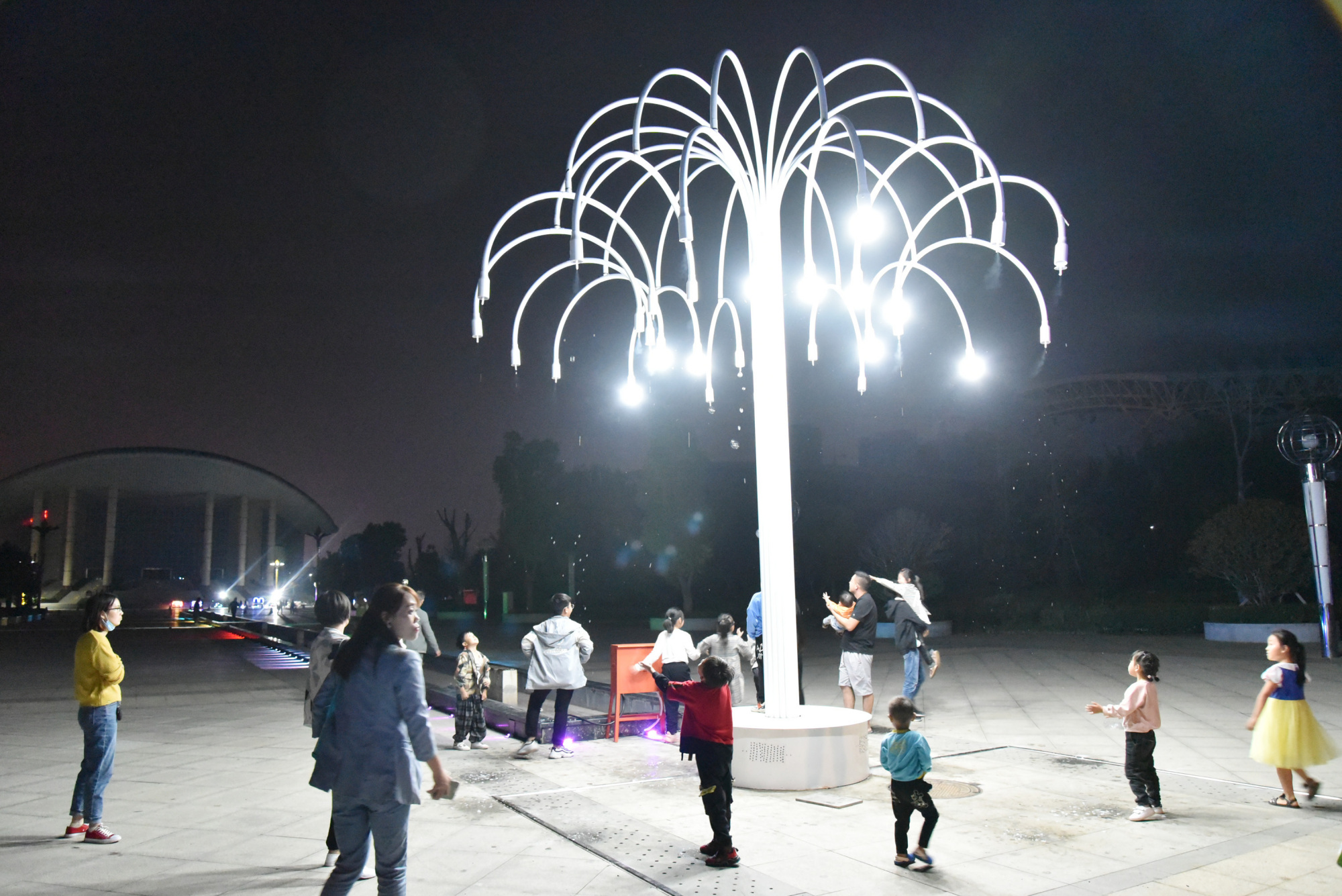 河南汝州:增设网红灯光秀 为夜市添光溢彩