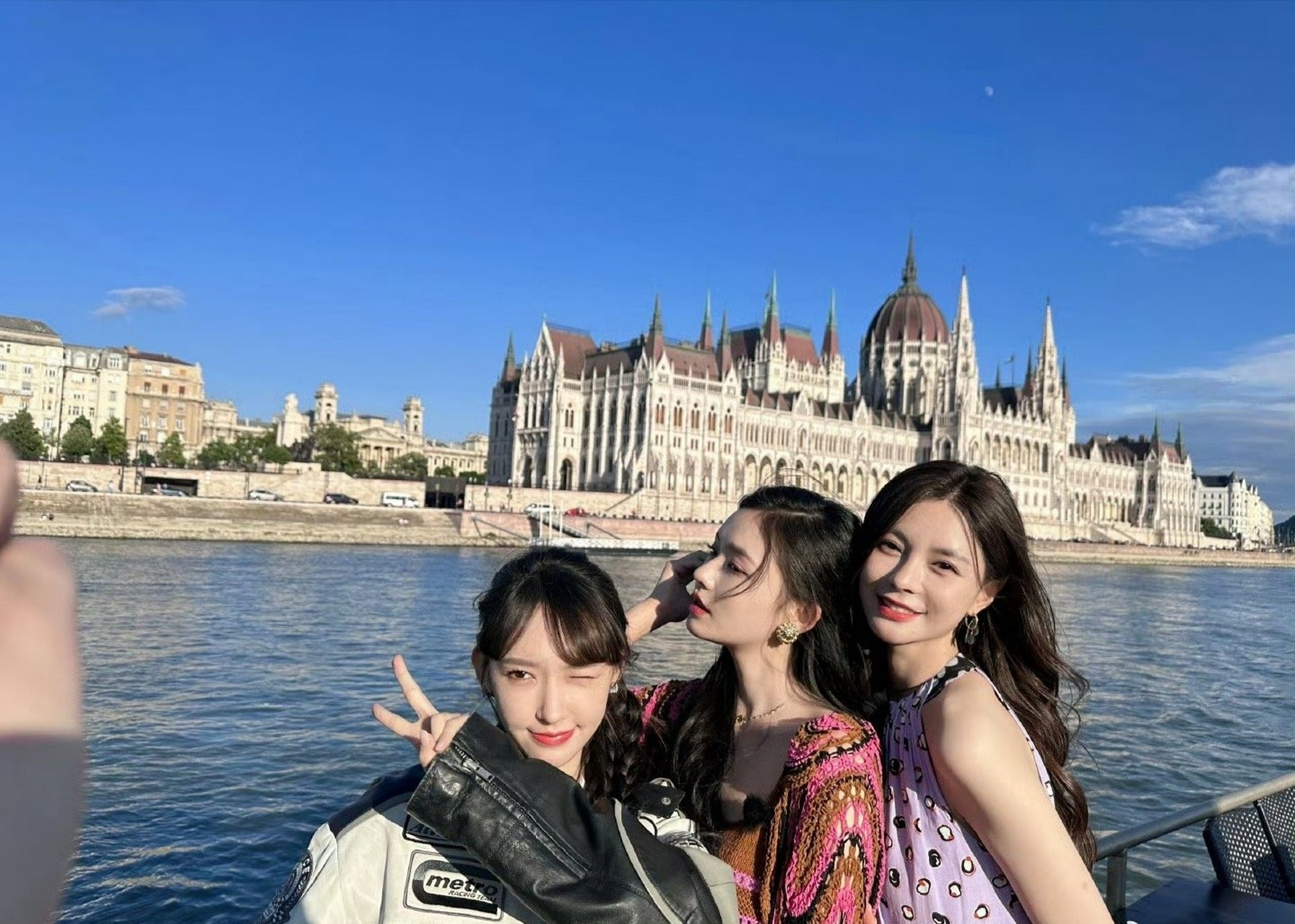 这谁能想到,一个主持人沈梦辰,合照居然赢了两个演员程潇和林允