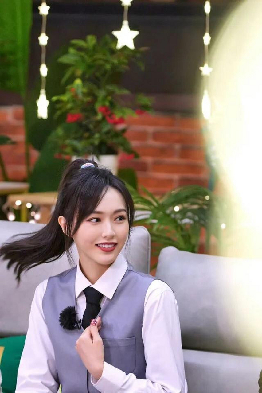 唐嫣是真敢穿,40岁了还敢穿学生装!把旁边的张柏芝都给看愣了!