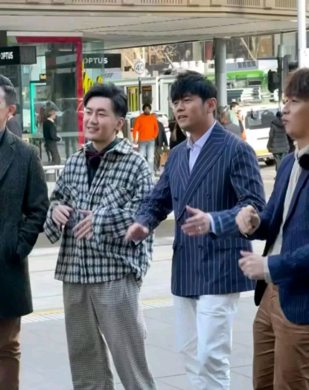 人到中年不得已,周杰伦也带起了假发了!