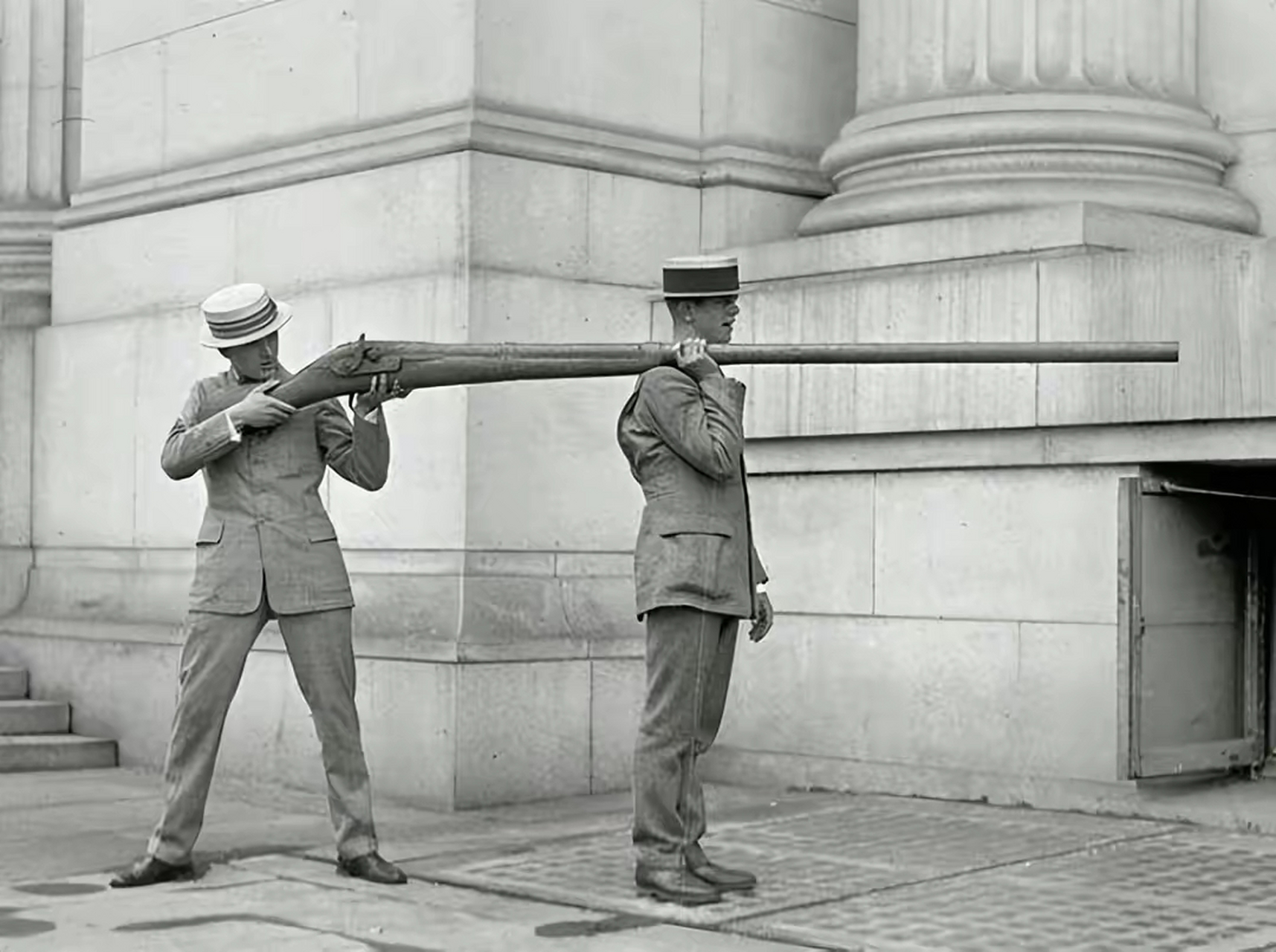 这把体积巨大的步枪名叫punt gun,翻译成中文名叫"平底船枪".