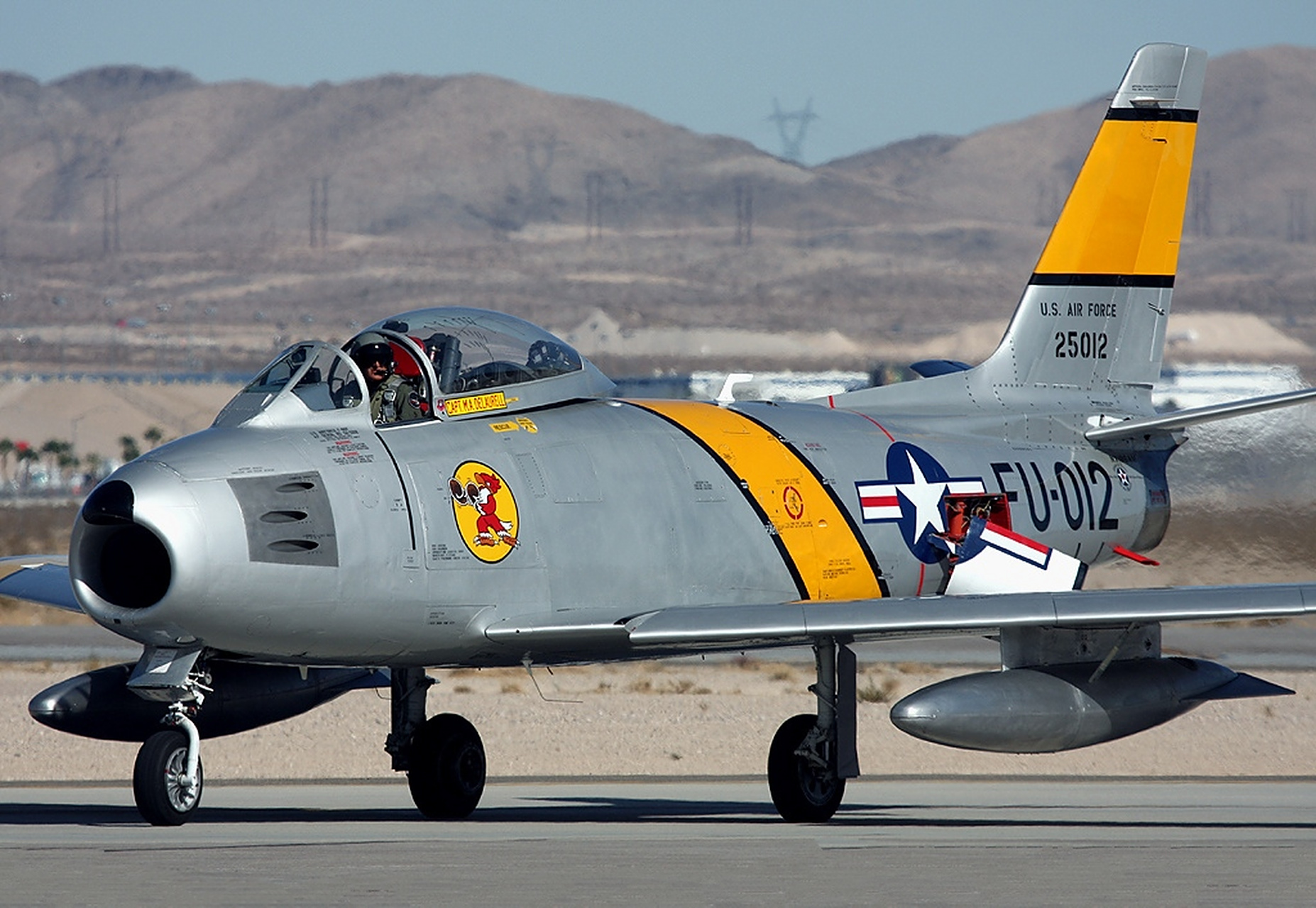 f-86和米格-15是朝鲜战争中交战双方使用的最主要战斗机.