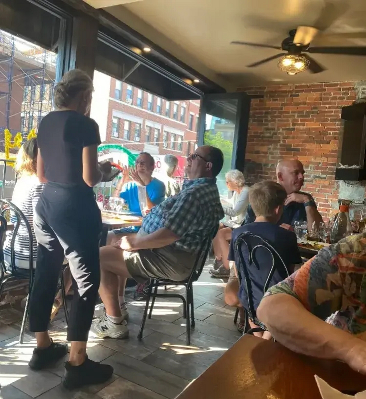 昨天,刚回国的同事吐槽美国的"小费文化"已经让美国人接近崩溃了!