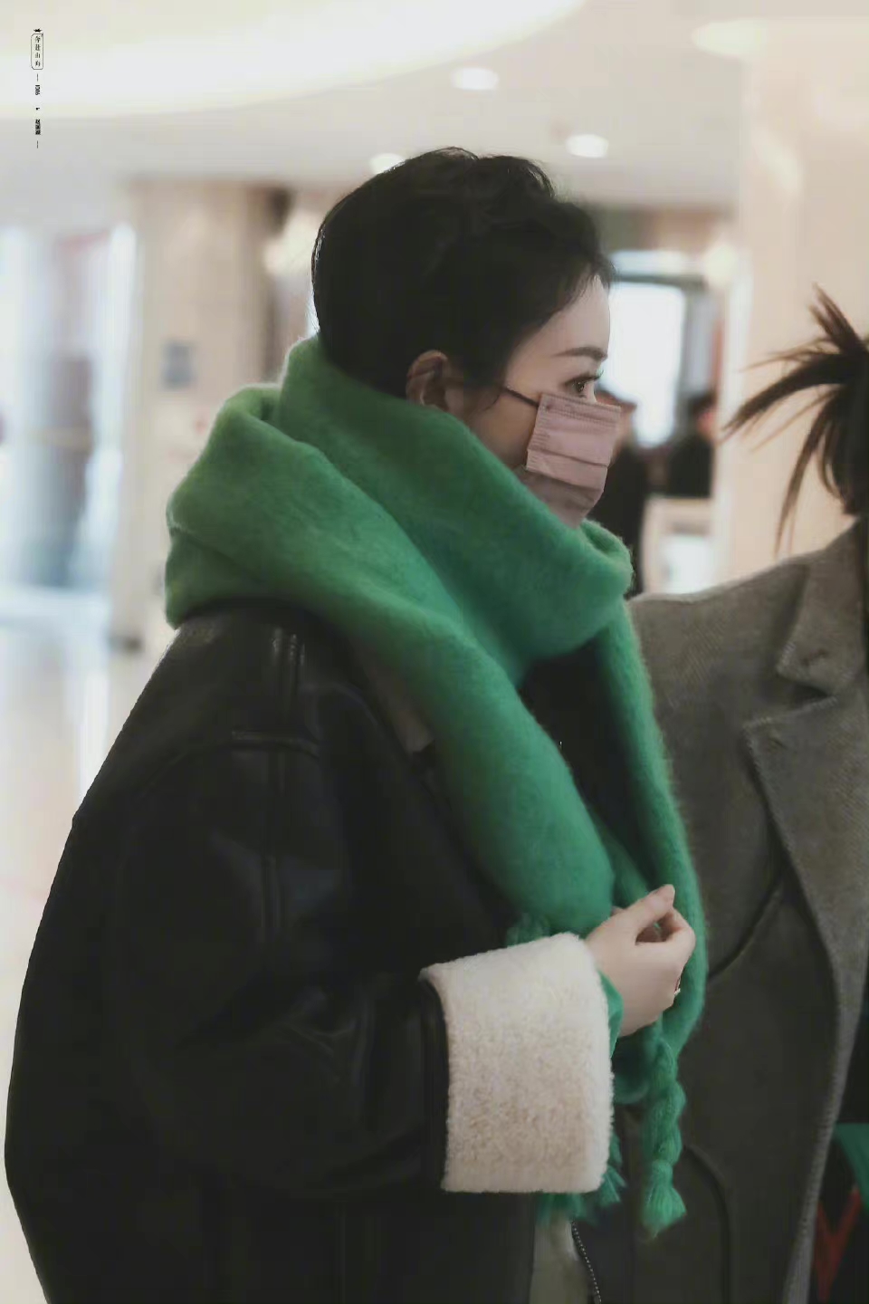 赵丽颖现身春晚彩排,绿色围巾,冬日暖意100分