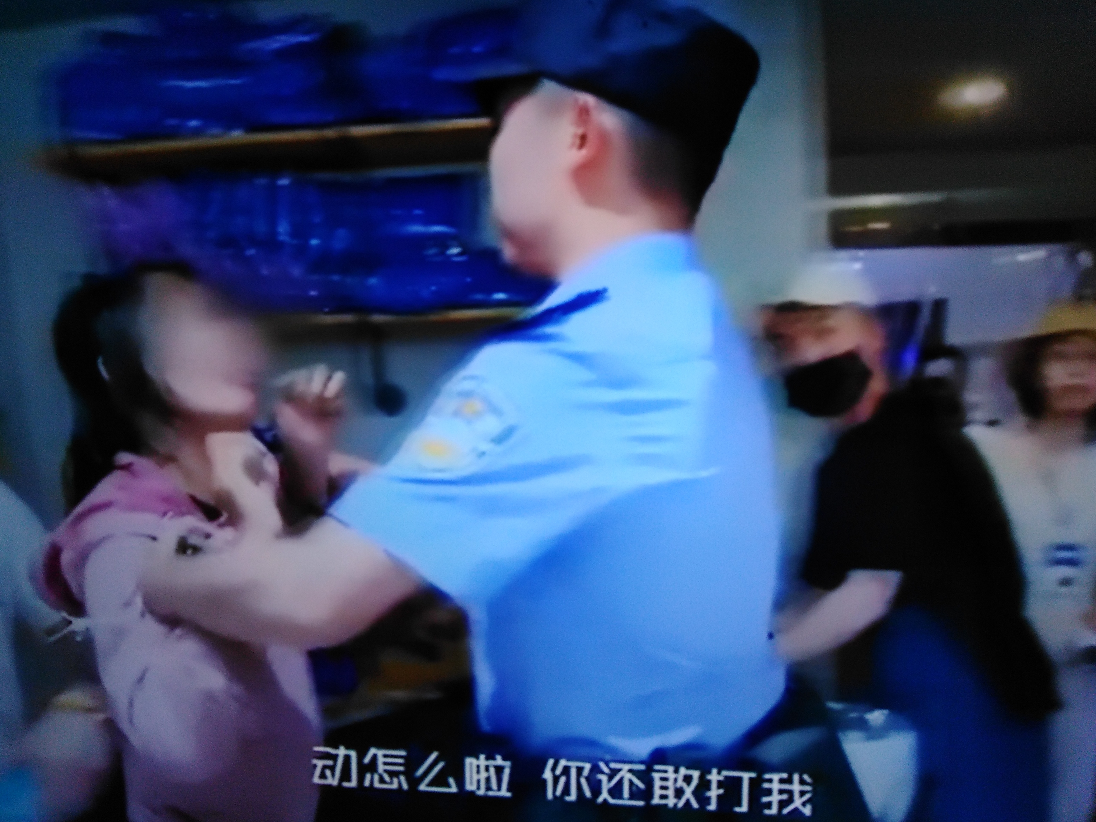 湖南長沙:抑鬱症年輕女子街上脫褲子,打民警,鬧自殺