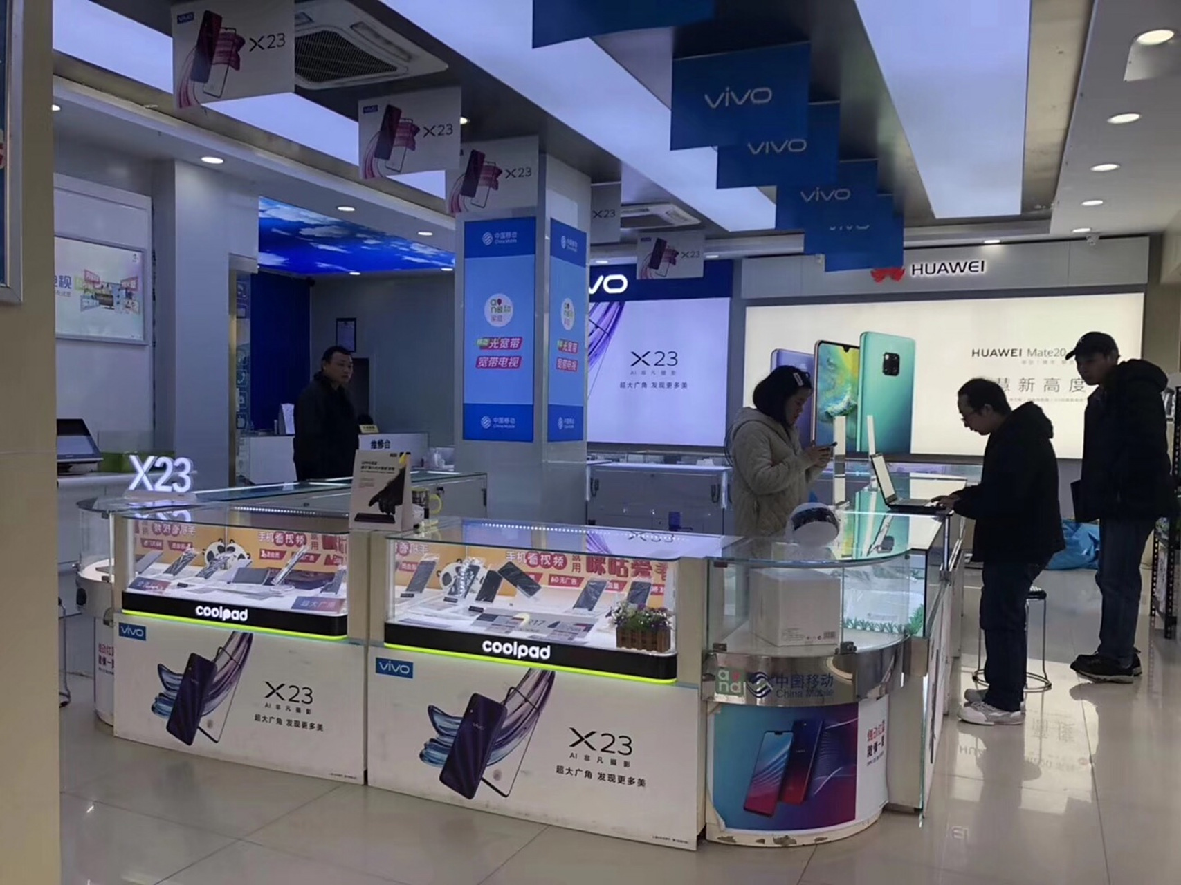 我的朋友到一家手机店买手机,老板标价3999.