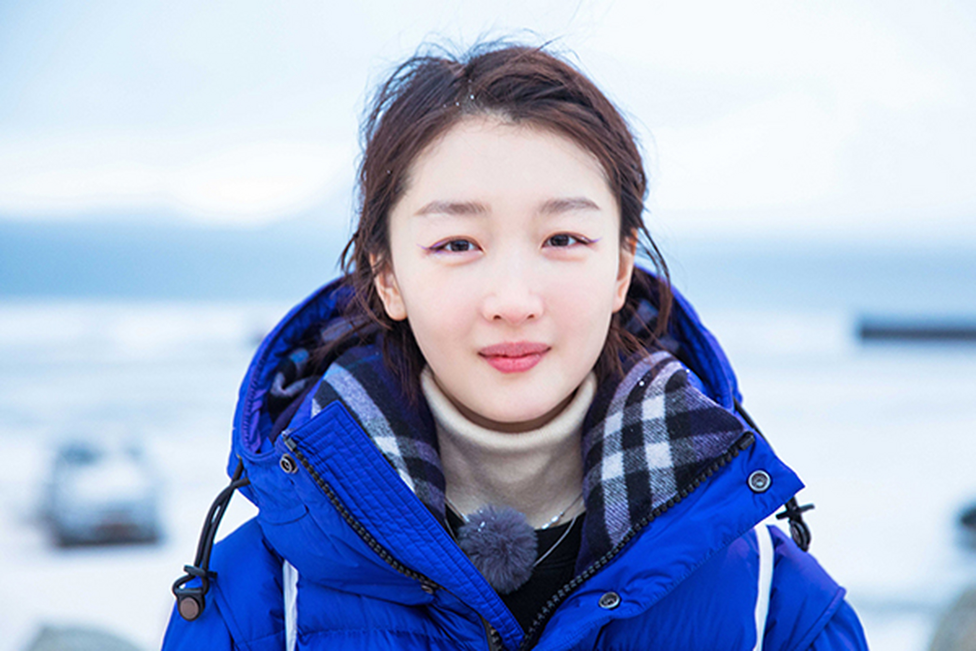 周冬雨大变样了,一双水灵的大眼睛,让她本来就精致的脸庞更加生动迷人