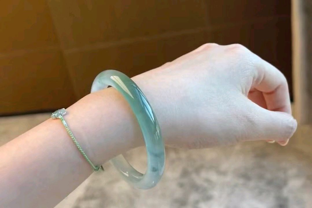 美人条手镯:时尚与传统的完美融合