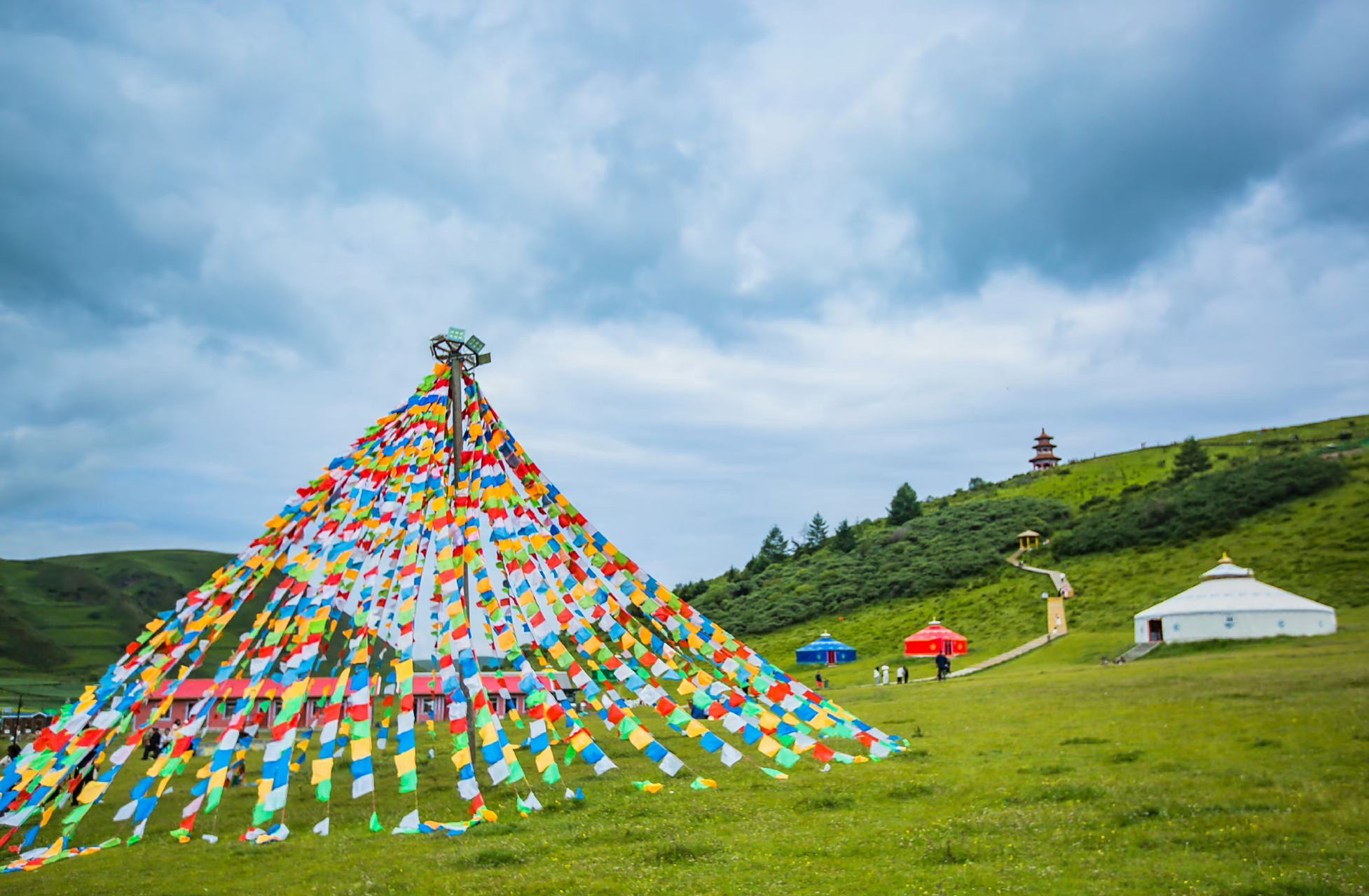 狼渡湿地草原位于定西岷县县城以东70公里的闾井镇境内,占地90多万亩