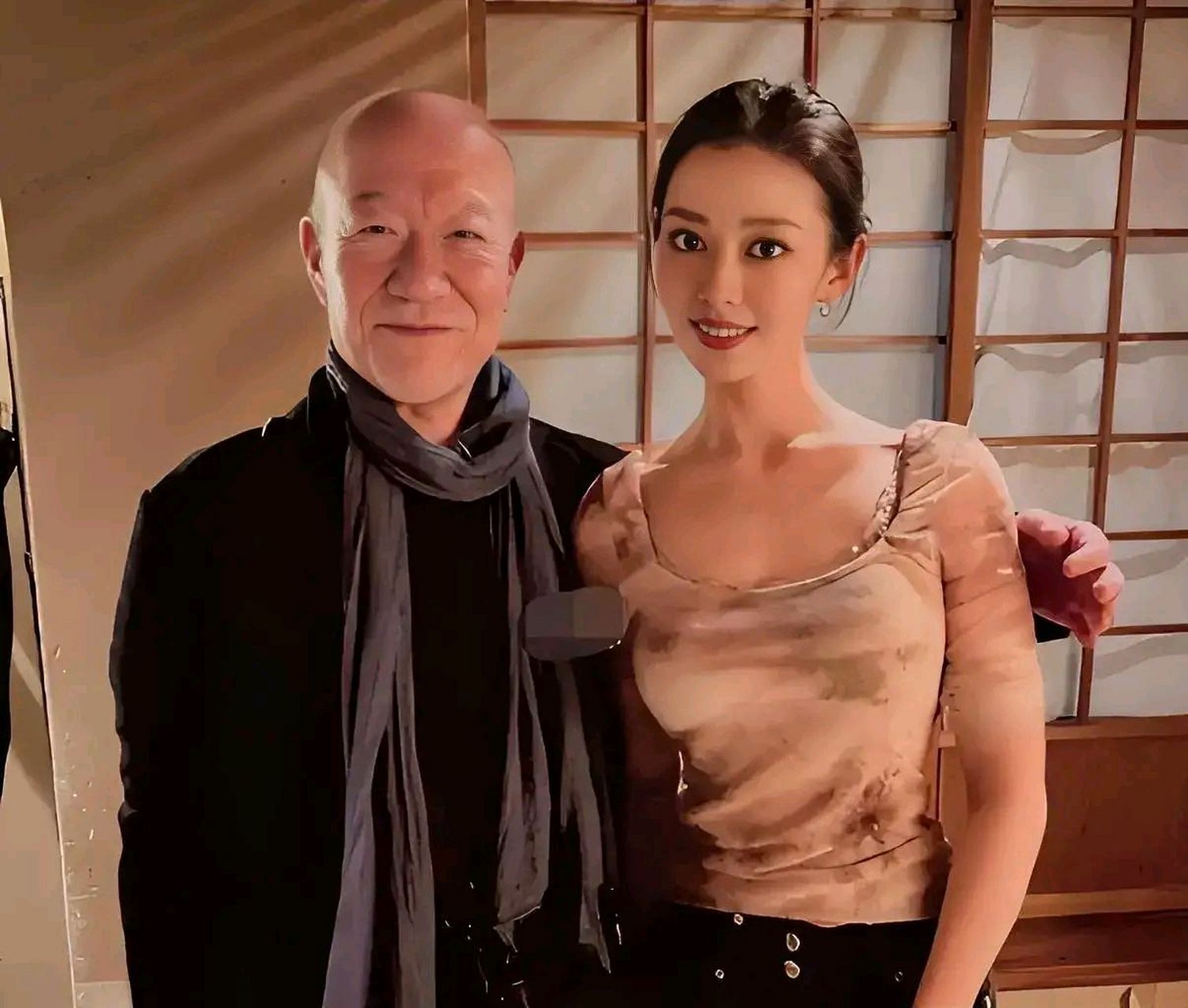 音乐大师久石让和郎朗的妻子,大美女吉娜合影时,他的左手亮了!