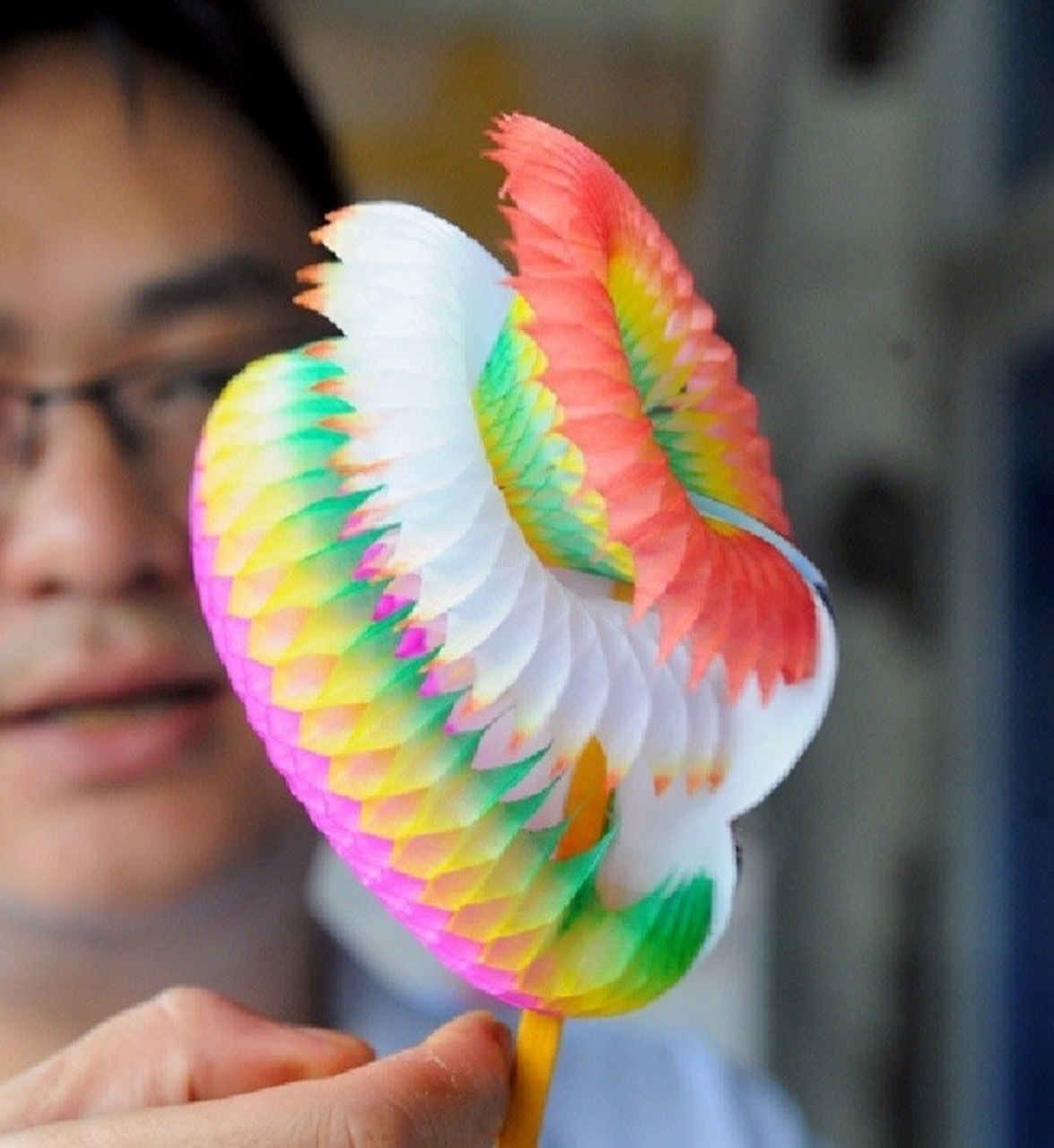 " 传统民间玩具 · 纸翻花 .