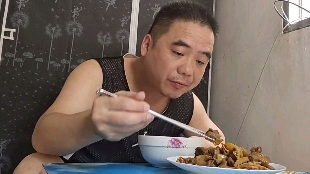 一道笋干焖鸭肉,香辣可口,绝对征服你的味蕾!