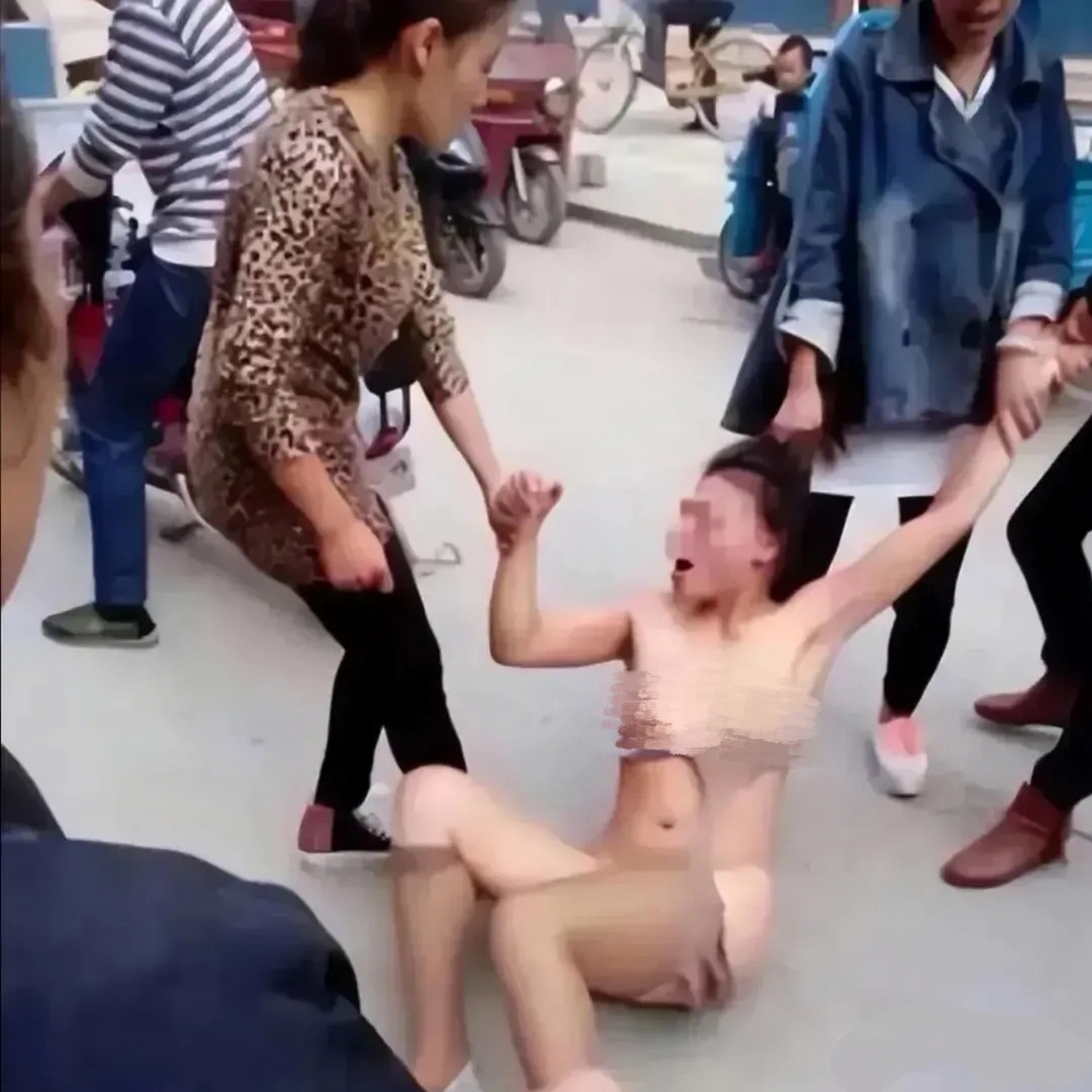 小三破坏他人家庭不应该,但这样的惩罚方式虽然合情合理但不合法.