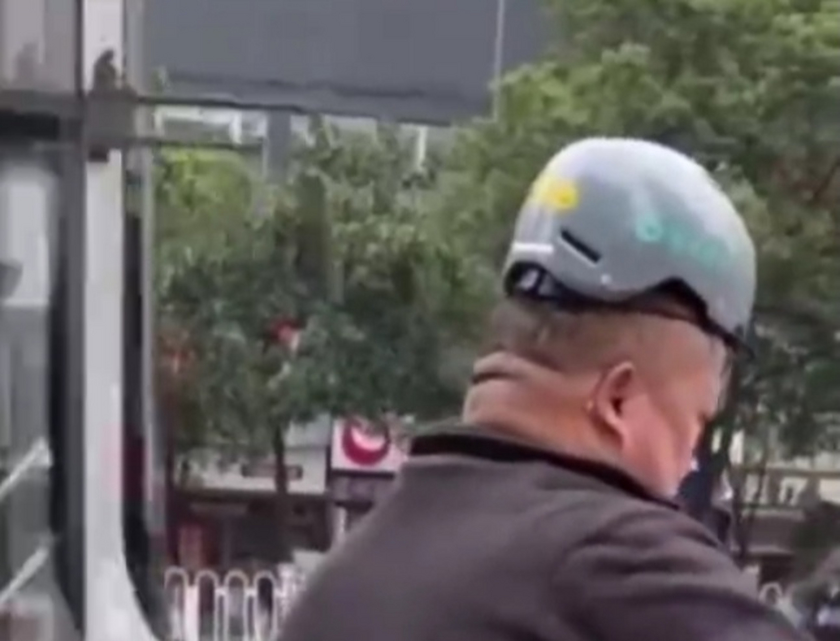 到底是头大了,还是头盔小了?