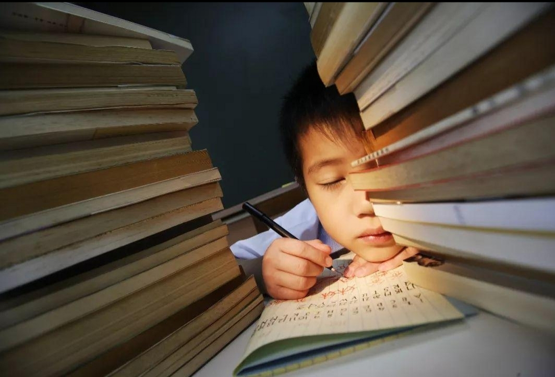 【三年级孩子每天作业多到写不完,是什么原因造成的】  这段时间邻居