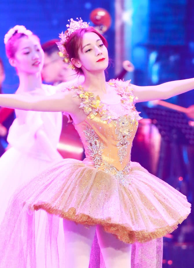 迪丽热巴跳芭蕾挑战最显胖的"牛奶袜",但穿出来的是直男最爱