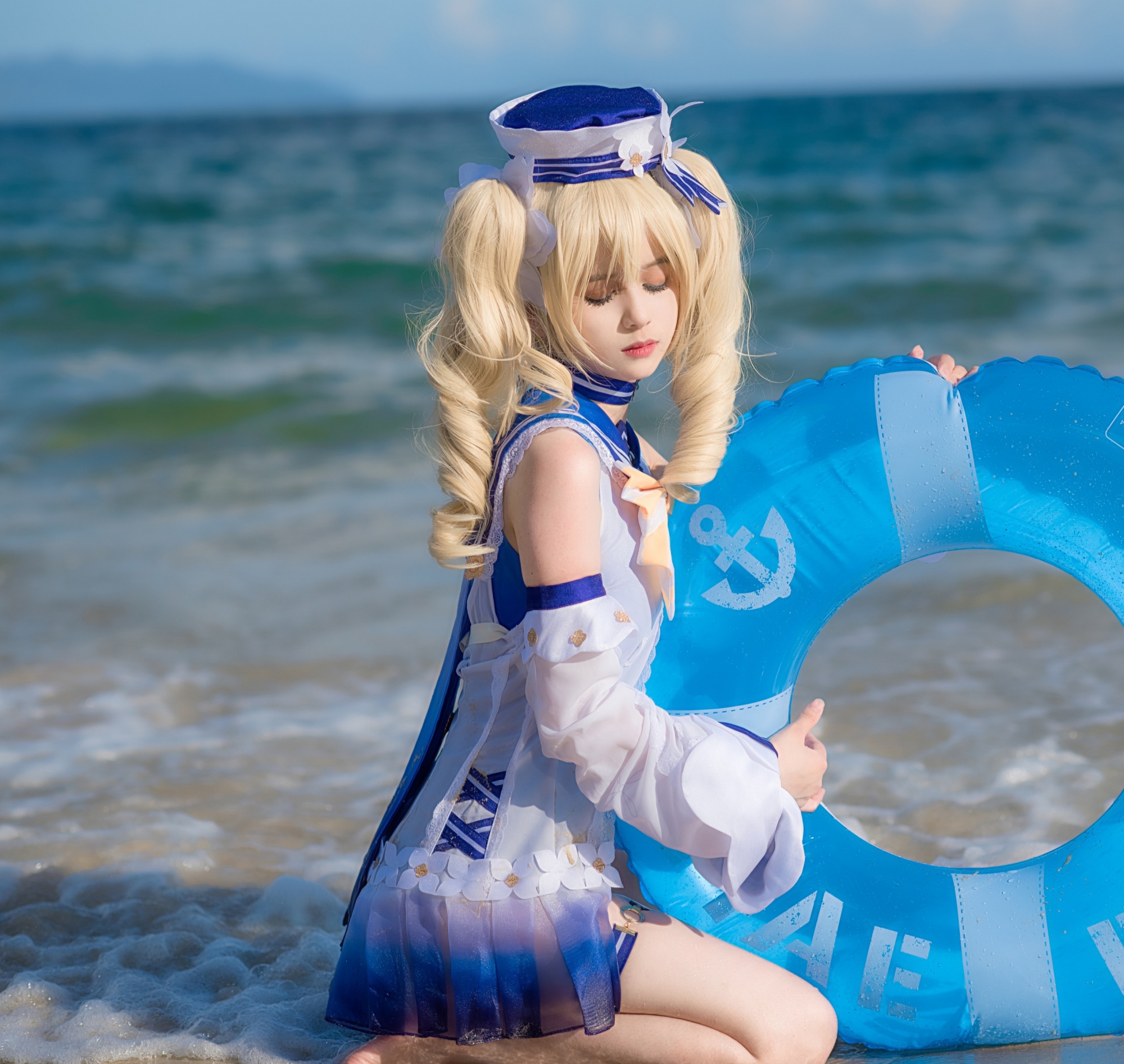 芭芭拉泳装cos,小姐姐皮肤真白,在阳光下白皙的会反光