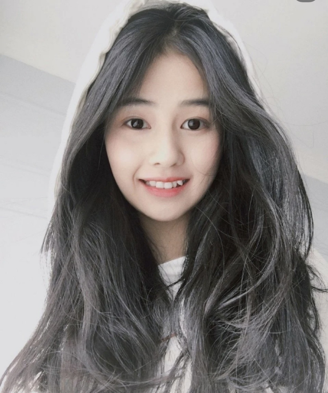 白鹿还是网红时期的照片,那个时候有一对虎牙,笑起来也很甜美.