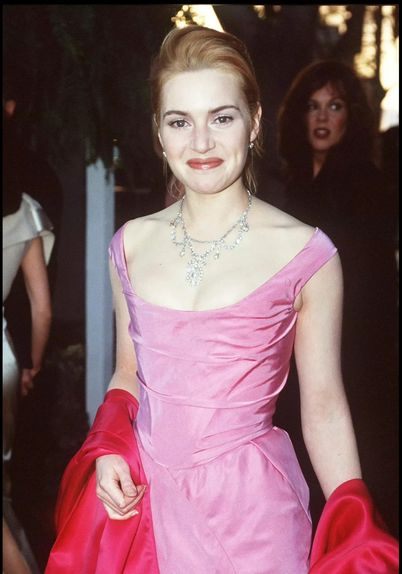 凯特温斯莱特身穿粉色礼服,身材丰腴,五官大气