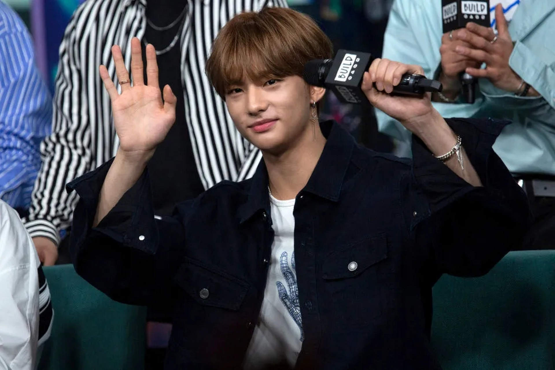 versace宣布人气男团stray kids成员hyunjin(铉辰)作为全球品牌大使.