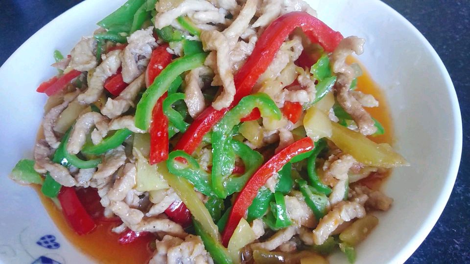 家常小炒榨菜炒肉丝,榨菜爽脆,肉丝嫩滑,一道超级下饭的下饭菜