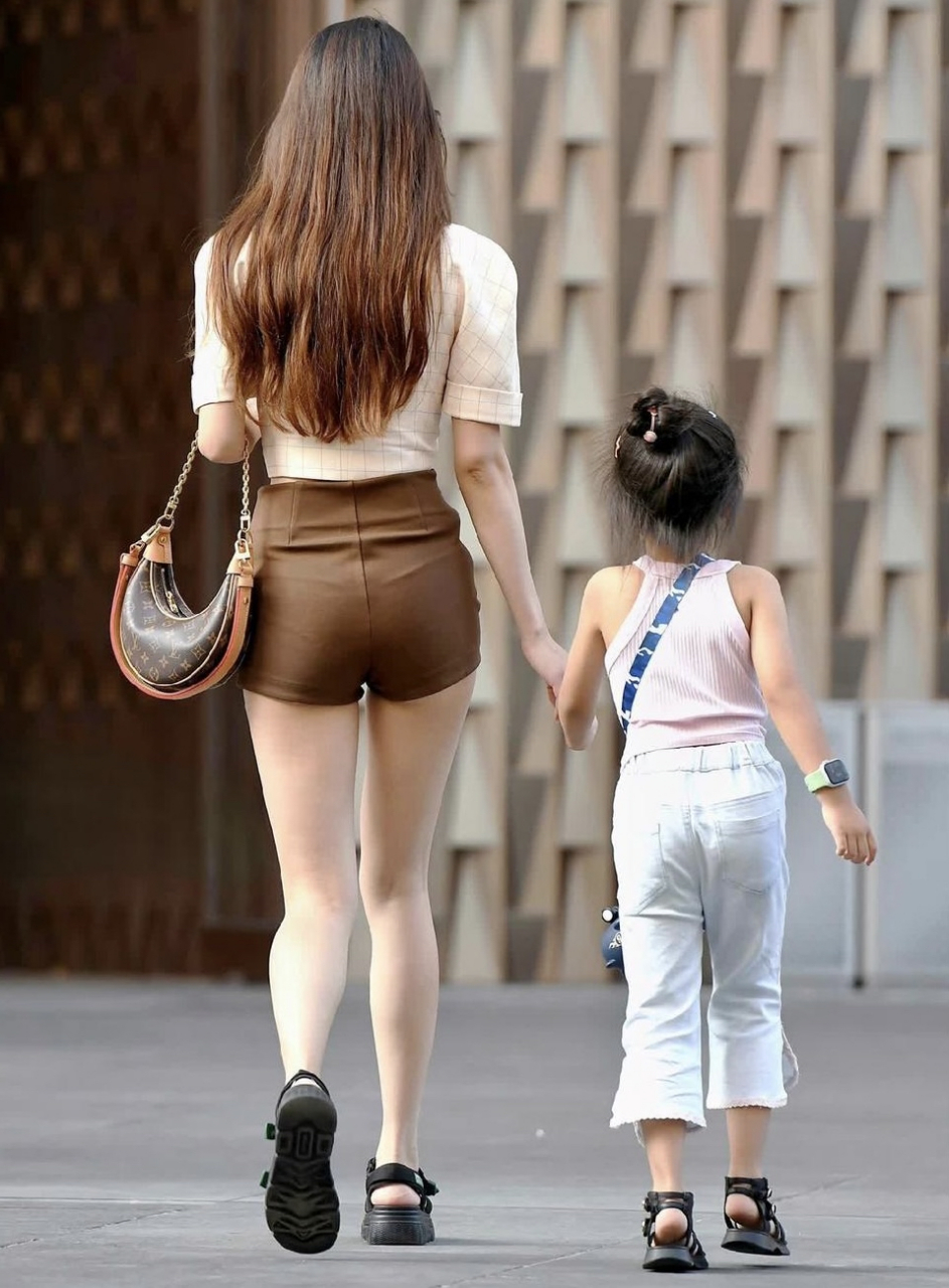 街拍背影杀,时尚辣妈一枚!