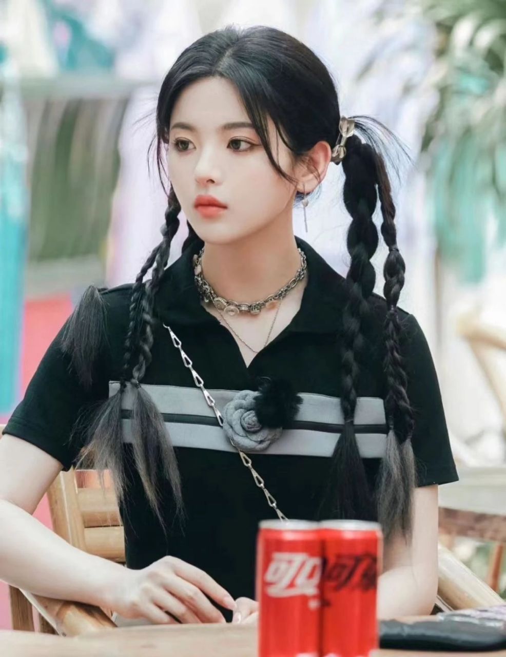 杨超越,一个长相清新又可爱的少女, 拥有属于邻家妹妹的气质.