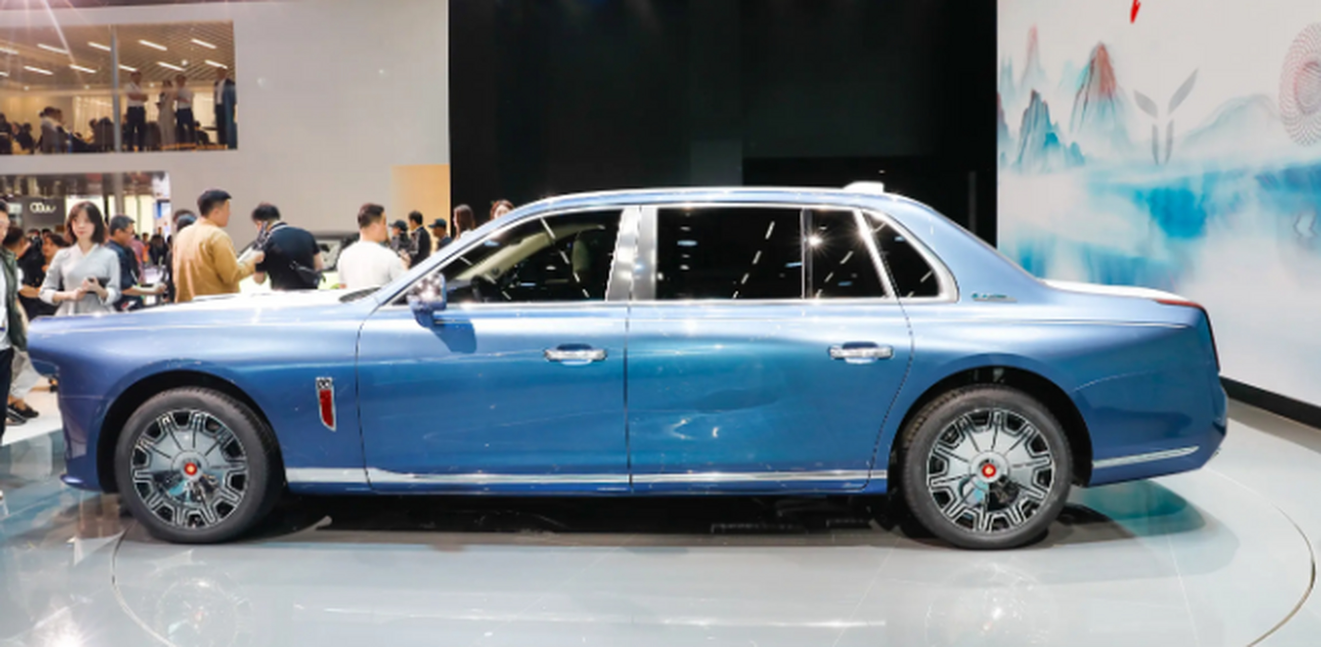 买它需要裸车价700万,豪车税70万,购置税62万,首年车险7.