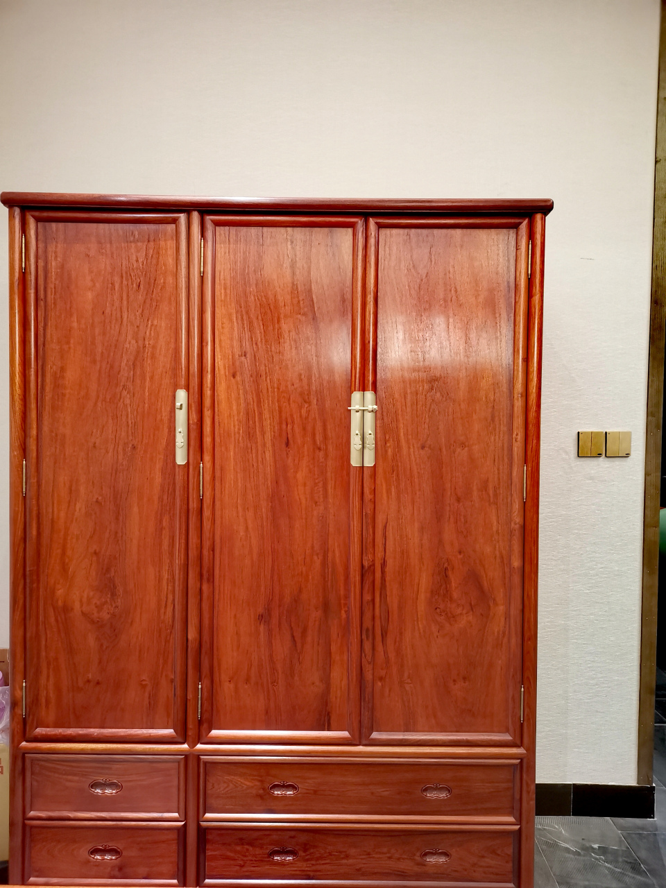 大果紫檀三门衣柜,一木三开的门板,以前需求量很大的,现在少的可怜
