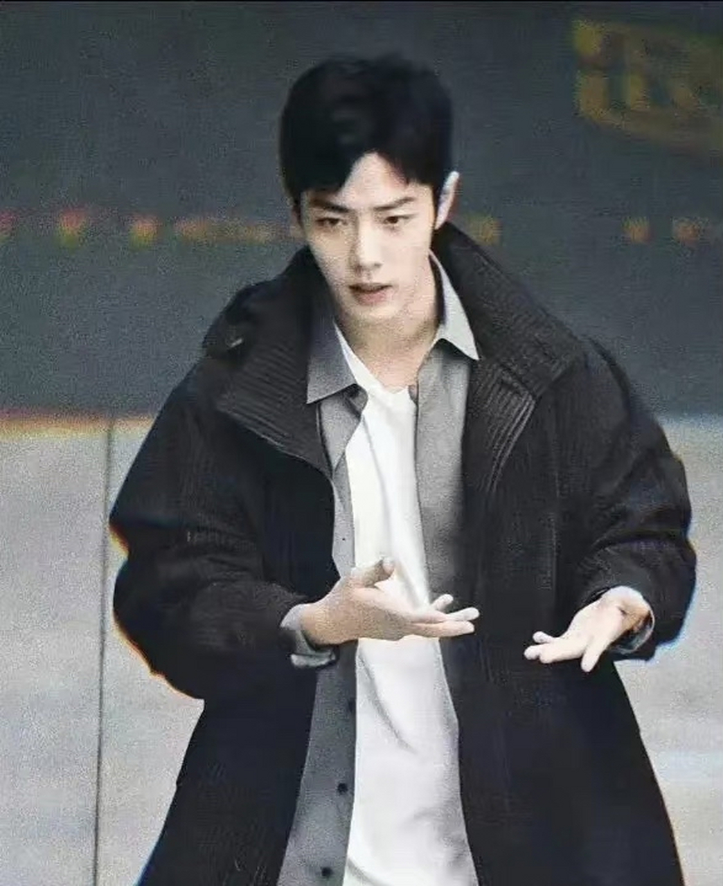 肖战,叠穿这么多还那么帅,这种穿搭没有高颜值估计穿着会怪模怪样的.