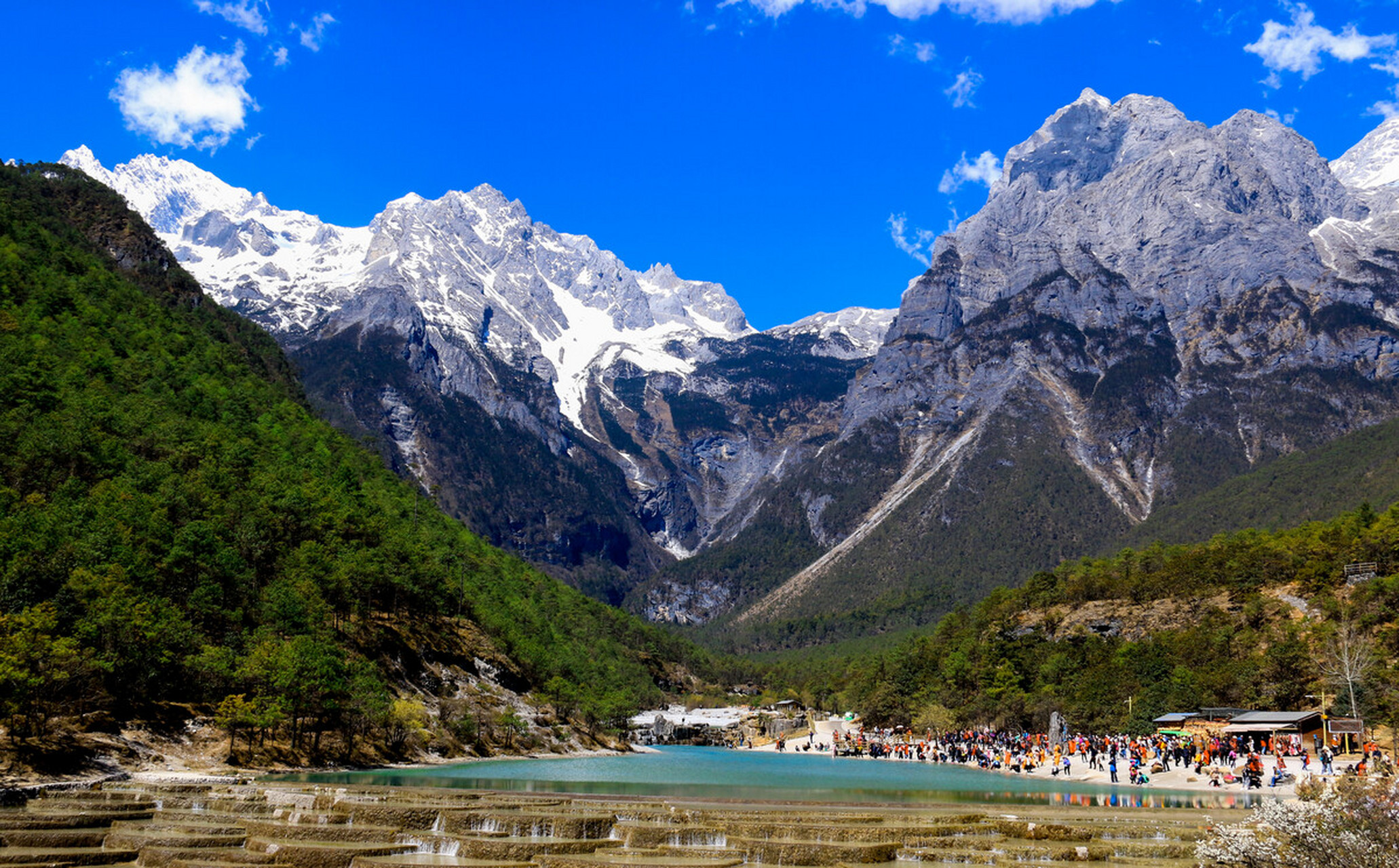 旅行# 蓝月谷: 地处云南省丽江市玉龙纳西族自治县玉龙雪山东麓,俗称