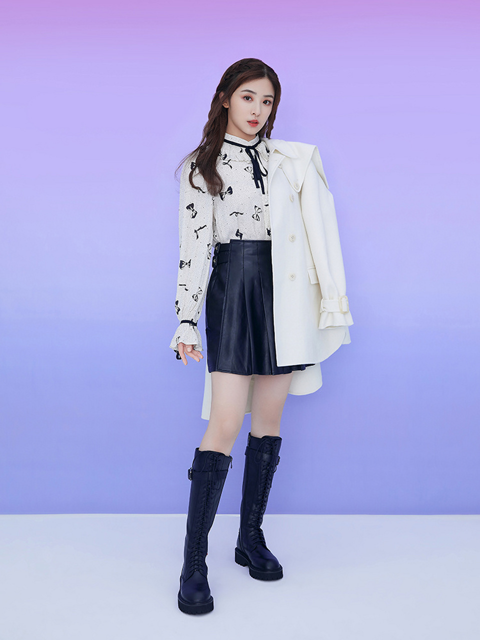 张含韵的穿搭真值得借鉴 印花衬衫搭配黑色皮质半身裙,简单利落,清爽