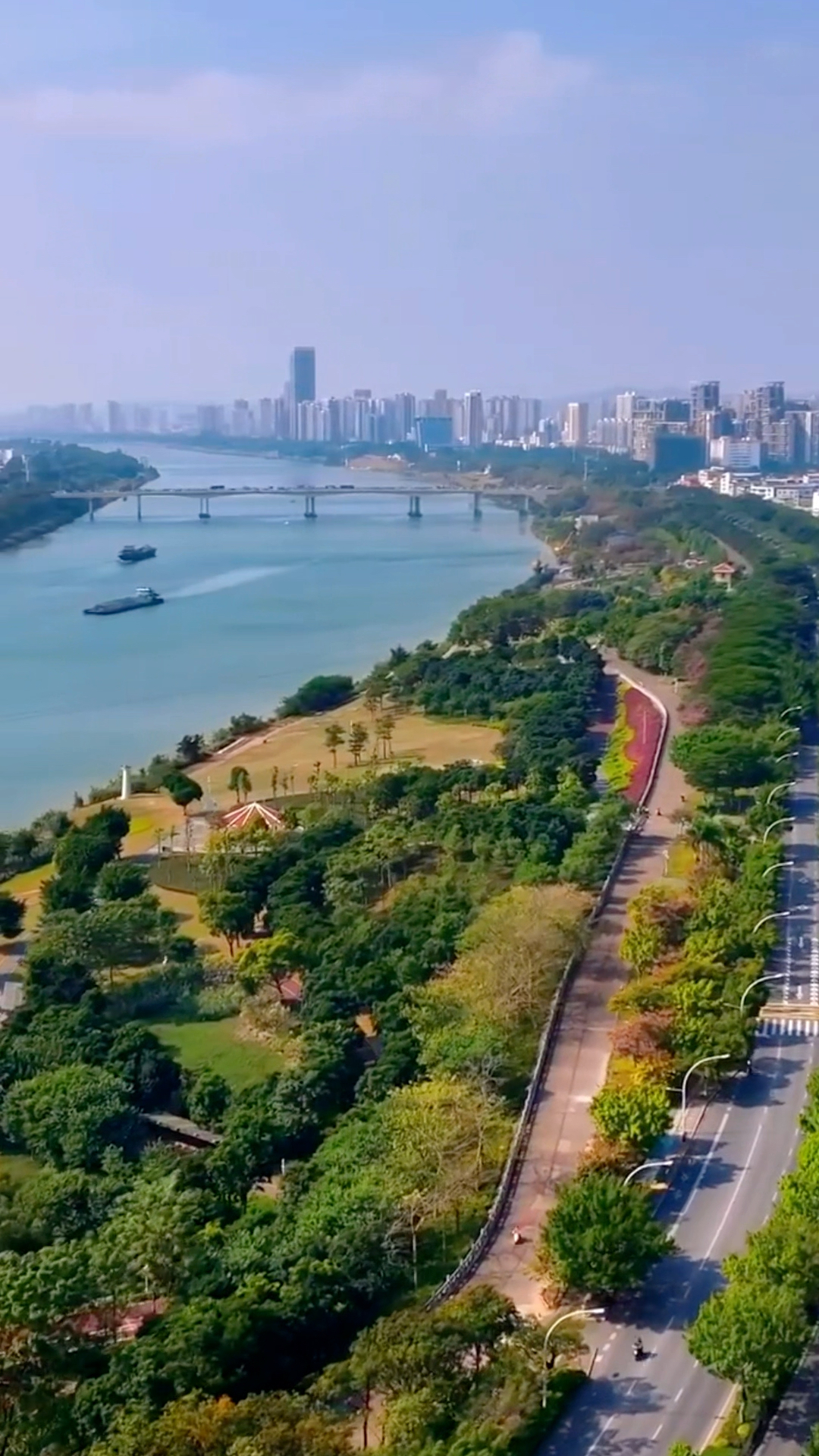 冬日的南宁邕江风景线,依然欣欣向荣,绿草如茵的感觉