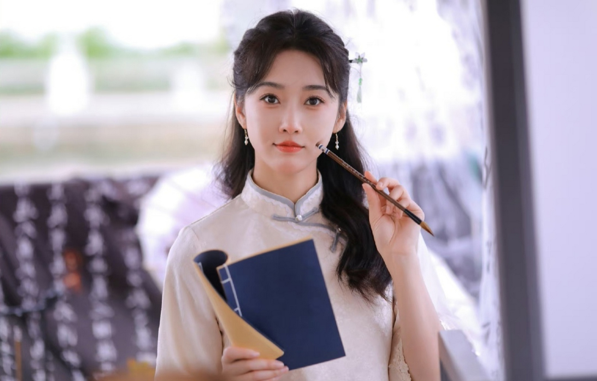 千娇百媚,娴静清纯的#宣璐# 一袭民国旗袍穿搭,雪肤玉貌的容颜,窈窕