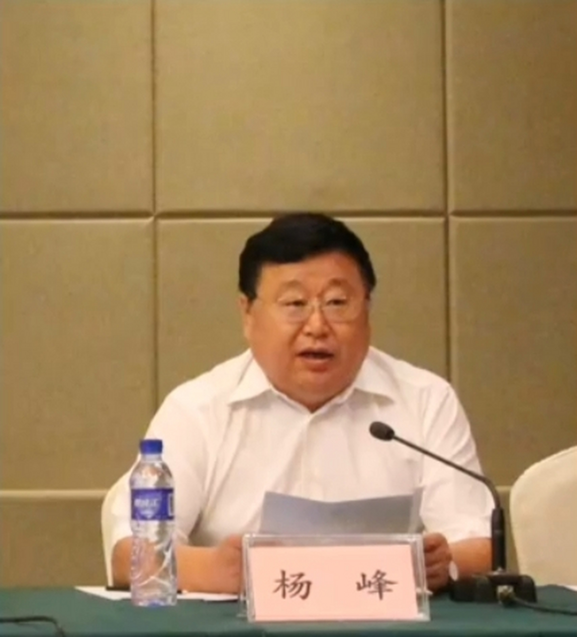 当了 10 年政法委书记的丹东市原厅官杨峰被带走调查.