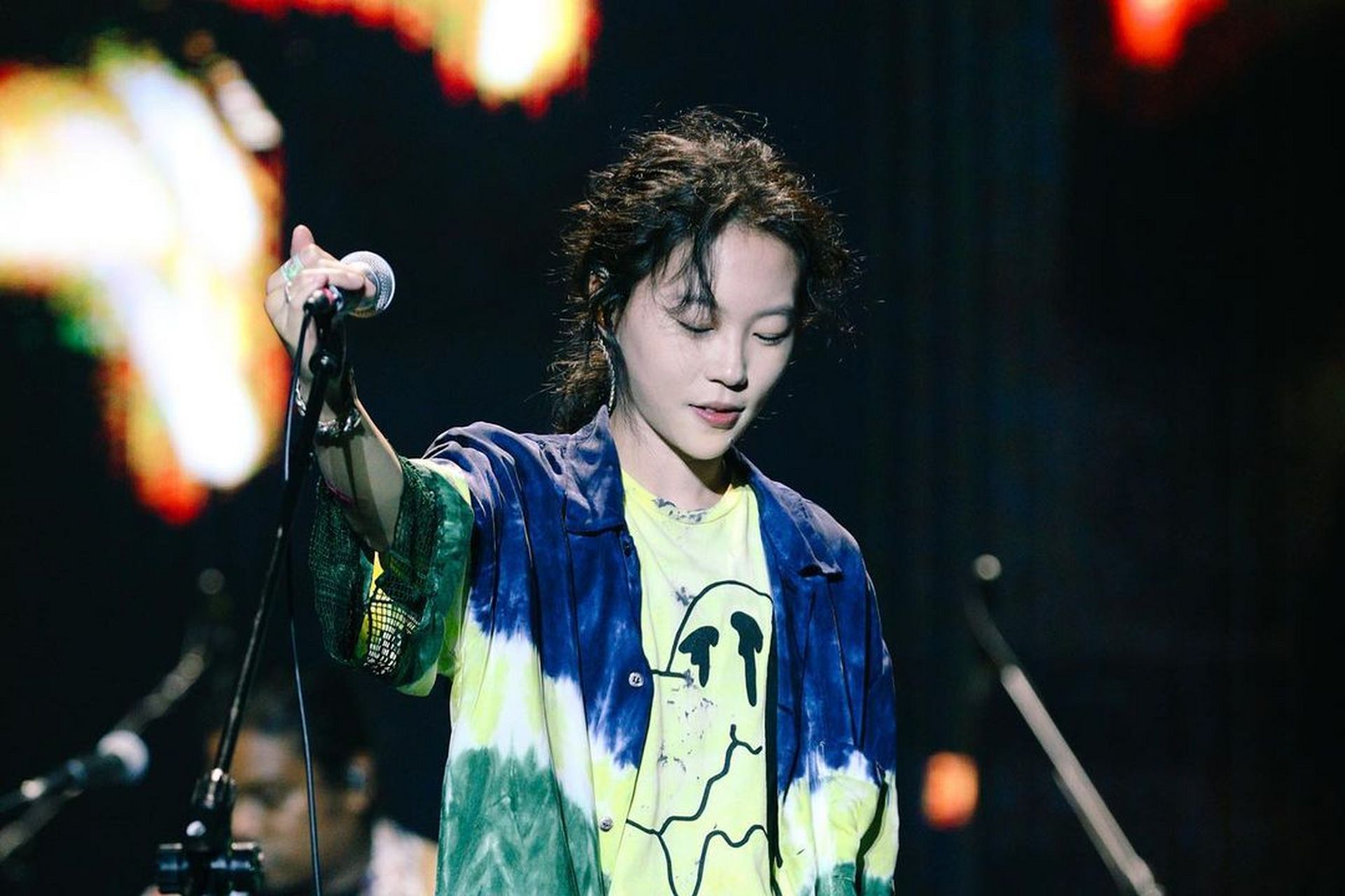 窦靖童晒青岛凤凰音乐节现场照片. 现场气氛火热,看起来氛围感十足!