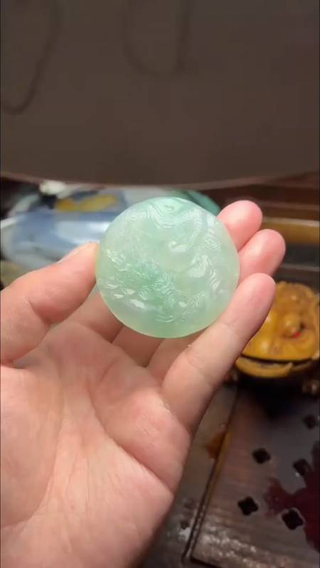 冰晴绿镯芯,这样雕刻,抛光出来会非常水灵