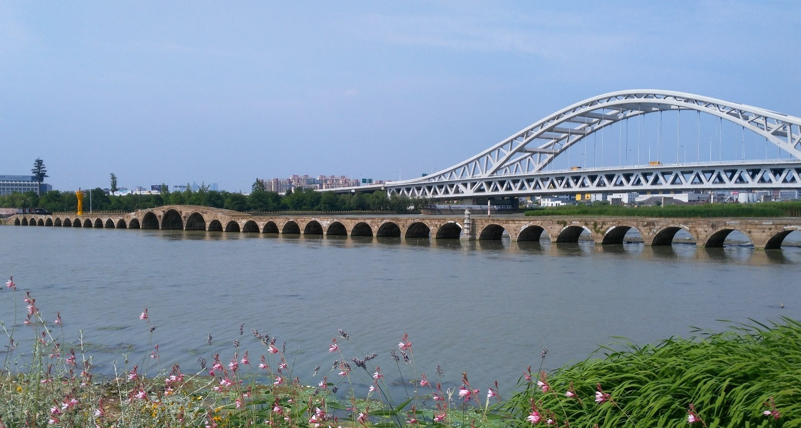 我国现存最长的一座多孔石桥,足足有53孔,是中国十大名桥之一