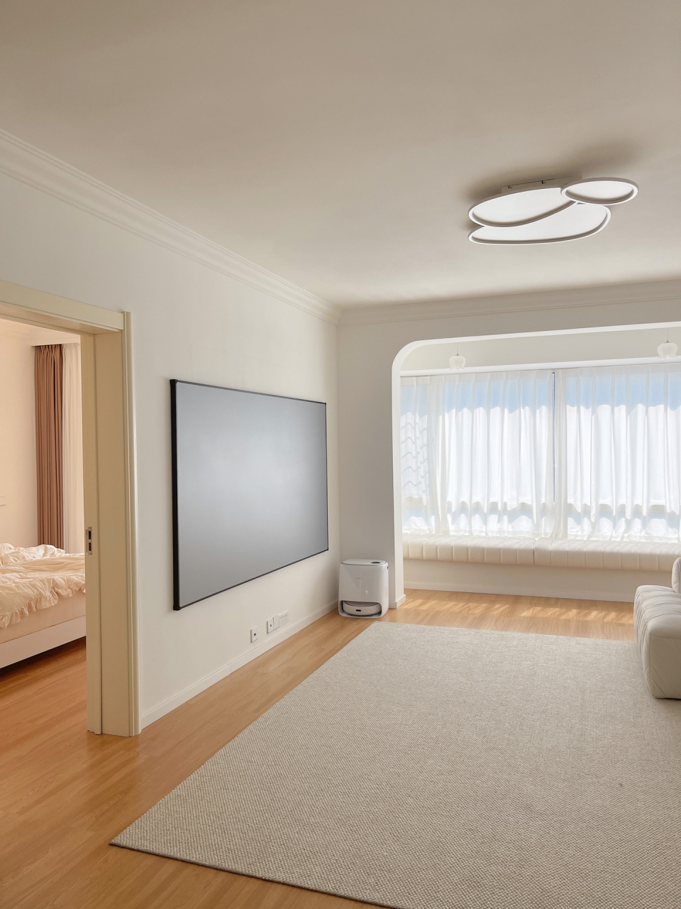 果然,越简单家越显大| 没有背景墙,客厅装了幕布投影仪 没有茶几,客厅