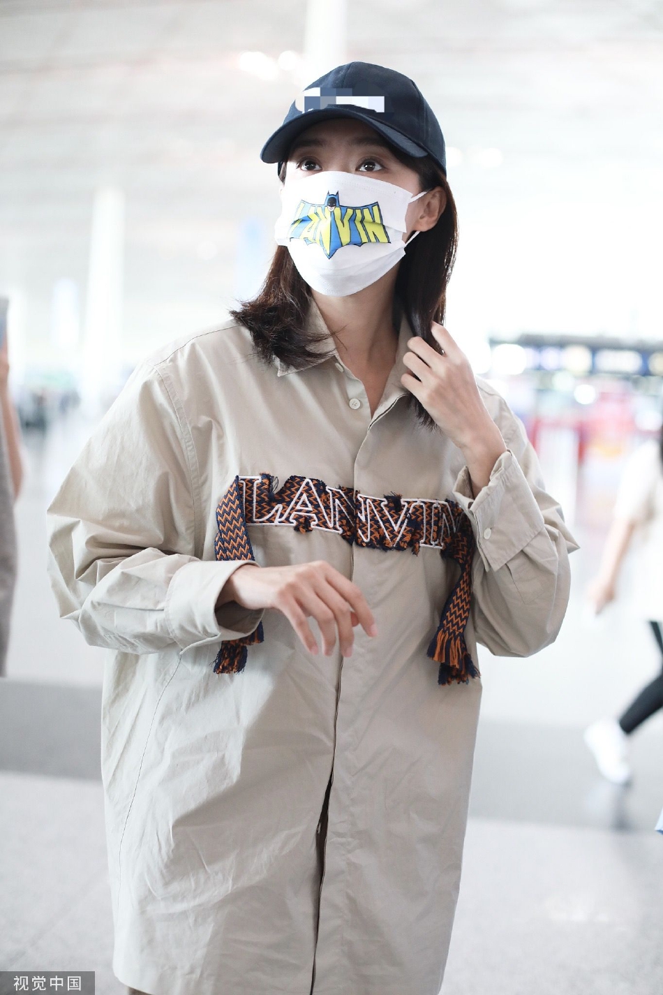 组图：张小斐从首都机场出发 已入围第36届百花奖最佳女主角第1张图片